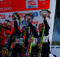 fileadmin/roha/images_galerie/Freizeit-Sport/Biathlon/SPO-BIATH-0551-1655-01-D-roha-Sport-Biathlon-Ruhpolding-2012-Weltmeisterschaft-Siegerehrung-Staffel.png