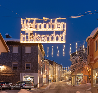 fileadmin/roha/images_galerie/orte_landschaft/Teisendorf/Teisendorf-Markt/TEI-MA-0005-8-1653-D-roha-Teisendorf-Marktstrasse-Weihnachten.png