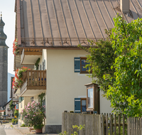 fileadmin/roha/images_galerie/orte_landschaft/Anger/Anger/AN-DORFPL-0018-D-roha-Anger-Dorfplatz-Mariensaeule-Kirche.png