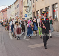 fileadmin/roha/images_galerie/brauchtum/Fasching/Faschingshochzeit/BR-FASCHI-HOCHZ-0006-D-roha-Brauchtum-Fasching-Hochzeit-Musikkapelle-Hochzeitslader.jpg