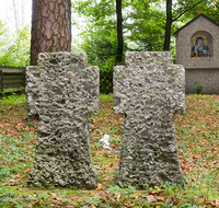 fileadmin/roha/reportagen/Ukrainerfriedhof/KKKM-LAUF-LEOB-UKR-0015-D-roha-Friedhof-Laufen-Leobendorf-Ukrainer-Kreuz-Gedenktafel-Herbst-Wald.png