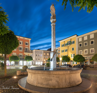 fileadmin/roha/images_galerie/orte_landschaft/Laufen/LAUF-STADT-MAR-PL-NA-0001-2157-01-D-M-roha-Laufen-Marienplatz-Brunnen-Nacht.png