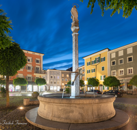 fileadmin/roha/images_galerie/orte_landschaft/Laufen/LAUF-STADT-MAR-PL-NA-0001-2157-01-D-M-roha-Laufen-Marienplatz-Brunnen-Nacht.png