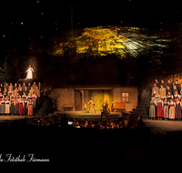 fileadmin/roha/images_galerie/orte_landschaft/Salzburg/Advents-Christkindlm/SA-KU-ADVENTS-2014-2109-03-D-roha-Salzburg-Weihnachten-Adventsingen-Buehne.png