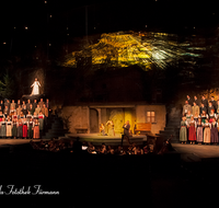 fileadmin/roha/images_galerie/orte_landschaft/Salzburg/Advents-Christkindlm/SA-KU-ADVENTS-2014-2109-03-D-roha-Salzburg-Weihnachten-Adventsingen-Buehne.png