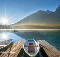 fileadmin/roha/Lieblingsbilder-making/SON-AU-RA-HINT-0001-0749-01-D-roha-Sonnenaufgang-Ramsau-Hintersee-Boot.png