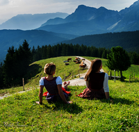 fileadmin/roha/images_galerie/orte_landschaft/Stoisser-Alm/TEI-STO-GAS-SEN-1-6325-D-roha-Stoisser-Alm-Sennerin.png