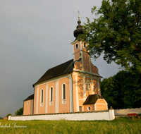 fileadmin/roha/images_galerie/kirche_religion/Waging/WAG-MUEHLB-0025-D-roha-Waging-Muehlberg-Kirche-Sonnenuntergang-Blumenwiese.png