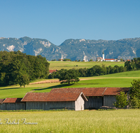 fileadmin/roha/images_galerie/orte_landschaft/Ainring/AINR-UL-0003-7-D-roha-Ulrichshoegl-Ainring-Untersberg-Kirche-Stadel.png