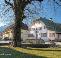 fileadmin/roha/images_galerie/orte_landschaft/Anger/Anger/AN-DORFPL-0008-D-R-roha-Anger-Dorfplatz-Rupert-Heiliger-Brunnen.png