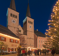 fileadmin/roha/images_galerie/brauchtum/Weihnachten/Christkindlmarkt-Berchtesgaden/BGD-WEIH-CHRIST-MARKT-0008-D-roha-Berchtesgaden-Weihnachten-Christbaum-Christkindlmarkt-Stiftskirche.png