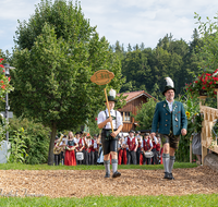 fileadmin/roha/images_galerie/orte_landschaft/Teisendorf/Neukirchen/Trachtenfest-Neukirchen-2019/BR-FEST-NEUK-TRACH-2019-08-11-0945-01-D-roha-Brauchtum-Fest-Neukirchen-Trachtenverein-Teisendorf-Musikkapelle.png