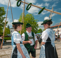 fileadmin/roha/images_galerie/brauchtum/Maibaum/Teisendorf/BR-MAIB-TEI-0059-D-roha-Brauchtum-Maibaum-Teisendorf-Marktplatz-Tracht.png