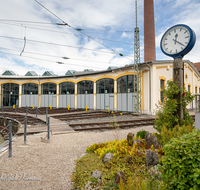 fileadmin/roha/images_galerie/orte_landschaft/Freilassing/Freilassing-Lokwelt/FREIL-LOKW-0013-D-roha-Freilassing-Lokwelt-Eisenbahn-Bahnhofsuhr-Museum.png