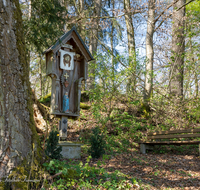 fileadmin/roha/images_galerie/kirche_religion/Teisendorf/KKKM-TEIS-HEIL-HAUPT-0013-D-roha-Wegkreuz-Teisendorf-Heilig-Haupt-Bank.png