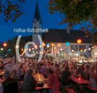 fileadmin/roha/images_galerie/orte_landschaft/Piding/Piding-Feste-Theater-usw/PID-LEU-BR-2051-01-D-roha-Piding-Leuchtbrunnenfest-Musikkapelle-Petersplatz.png