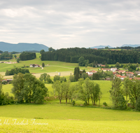 fileadmin/roha/images_galerie/orte_landschaft/Surberg_-_Lauter/SURB-PAN-0015-D-roha-Surberg-Panorama-Kirche-Landschaft.png