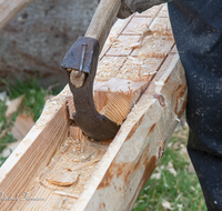 fileadmin/roha/images_galerie/arbeit_technik/Handwerk/AN-DORFF-HOLZ-0001-1256-D-roha-Anger-Holzhauerverein-Dachrinne-Dorffest.png