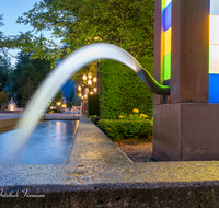 fileadmin/roha/images_galerie/orte_landschaft/Bad_Reichenhall/BAD-REI-FUSSG-0015-00-03-D-roha-Bad-Reichenhall-Fussgaengerzone-Stadtbach-Wasser-Brunnen-Nacht.png