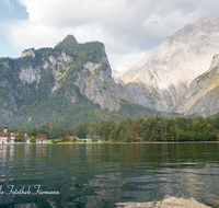 fileadmin/roha/images_galerie/orte_landschaft/Berchtesgaden/Koenigssee/BGD-KOE-BA-0013-18-D-roha-Berchtesgaden-Koenigssee-Bartholomae-Watzmannostwand-Hirschau-Herbst.png