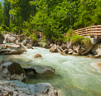 fileadmin/roha/images_galerie/orte_landschaft/Berchtesgaden/Ramsau/BGD-RA-ZAUB-0011-D-roha-Berchtesgaden-Ramsau-Zauberwald-Wildwasser-Weg-Steg.png