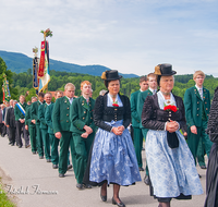 fileadmin/roha/images_galerie/brauchtum/Fronleichnam/Fronleichnam-Teisendorf/BR-FRON-TEI-PROZ-0011-23-D-roha-Brauchtum-Fronleichnam-Prozession-Teisendorf-Tracht-Roeckifrau.png