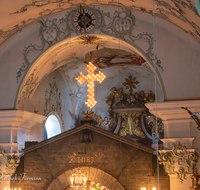 fileadmin/roha/images_galerie/brauchtum/Ostern/Herrengrab_Hoeglwoerth/BR-HEILIGGR-HOEGLW-0052-03-D-roha-Brauchtum-Ostern-Kirche-Heiliggrab-Hoeglwoerth-Anger-Kreuz.png