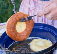 fileadmin/roha/images_galerie/kulinarisch/GAS-SCHMALZ-KRA-0013-D-roha-Gastronomie-Schmalzgebackenes-Krapfen-Ausgezogene.png