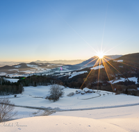 fileadmin/roha/images_galerie/stimmung-Sonne/Sonnenaufgang/SO-AU-ANG-STOISSB-0003-0818-01-D-roha-Sonnenaufgang-Anger-Stoissberg-Neuhaus-Winter.png