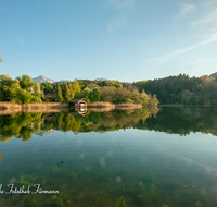 fileadmin/roha/images_galerie/orte_landschaft/Anger/Hoeglwoerth/AN-HOE-0054-13-P2-D-roha-Anger-Hoeglwoerth-See-Wasser-Sonnenuntergang-Fruehling.png