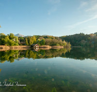 fileadmin/roha/images_galerie/orte_landschaft/Anger/Hoeglwoerth/AN-HOE-0054-13-P2-D-roha-Anger-Hoeglwoerth-See-Wasser-Sonnenuntergang-Fruehling.png