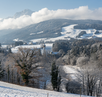 fileadmin/roha/images_galerie/orte_landschaft/Anger/Hoeglwoerth/AN-HOE-PAN-WIN-0010-A-02-D-roha-Anger-Hoeglwoerth-Panorama-Winter-Hochstaufen.png