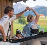 fileadmin/roha/images_galerie/brauchtum/Tracht/Trachtenverein_Anger/BR-TRACH-ANG-20160701-2024-01-D-roha-Brauchtum-Tracht-Anger-Hoeglwoerth-Tanz.png