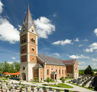 fileadmin/roha/images_galerie/orte_landschaft/Fridolfing/FRID-0003-D-A-roha-Fridolfing-Kirche-Friedhof.png