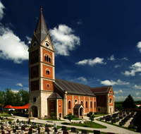 fileadmin/roha/images_galerie/orte_landschaft/Fridolfing/FRID-0003-D-A-roha-Fridolfing-Kirche-Friedhof.png