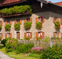 fileadmin/roha/images_galerie/Baum-natur-garten/Haus-Blumenschmuck-Deko/HAEU-BAU-WEIL-0006-D-roha-Bauernhaus-Teisendorf-Weildorf-Blumenschmuck-Garten.png