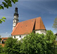 fileadmin/roha/images_galerie/orte_landschaft/Kirchanschoering/KIRCH-KIRCHST-0002-D-roha-Kirchanschoering-Kirchstein-Kirche-Dorfplatz.jpg