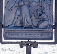 fileadmin/roha/images_galerie/kirche_religion/Ainring-Kreuzweg/KKKM-AINR-KR-08-0054-10-02-D-roha-Kreuzweg-Ainring-Ulrichshoegl-Schnee-VIII-Station.png