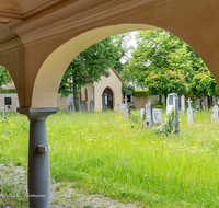 fileadmin/roha/images_galerie/orte_landschaft/Laufen/Klosterfriedhof/LAUF-KAPUZ-KI-0030-D-roha-Laufen-Kapuzinerkloster-Friedhof-Gruftengang-Arkaden.png