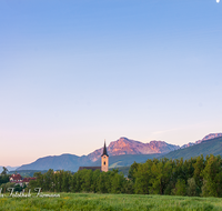 fileadmin/roha/images_galerie/orte_landschaft/Teisendorf/TEI-NORD-WEST-0024-D-roha-Teisendorf-Hochstaufen-Sonnenaufgang-Kirche.png