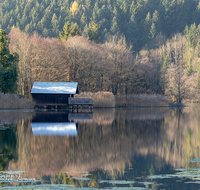 fileadmin/roha/images_galerie/orte_landschaft/Anger/Hoeglwoerth/AN-HOE-0054-8-3-03-D-roha-Anger-Hoeglwoerth-See-Wasser-Huette-Herbst.png