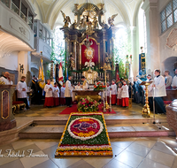 fileadmin/roha/images_galerie/brauchtum/Fronleichnam/Fronleichnam-Teisendorf/BR-FRON-TEI-KIR-0008-D-roha-Brauchtum-Teisendorf-Kirche-Fronleichnam-Blumenteppich.png