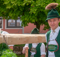 fileadmin/roha/images_galerie/brauchtum/Maibaum/Teisendorf/BR-MAIB-TEI-0100-2015-1243-01-D-roha-Brauchtum-Maibaum-Teisendorf-Aufstellen-Tracht-Gamsbart.png