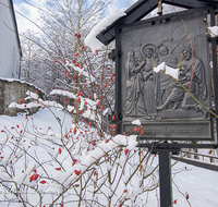 fileadmin/roha/images_galerie/kirche_religion/Ainring-Kreuzweg/KKKM-AINR-KR-01-0007-16-D-roha-Kreuzweg-Ainring-Kirche-Heckenrose-Winter-Schnee.png