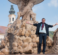 fileadmin/roha/images_galerie/orte_landschaft/Salzburg/Menschen-Gruenmarkt/SA-LEUT-RESID-0001-D-roha-Salzburg-Leute-Tourist-Residenzbrunnen.png