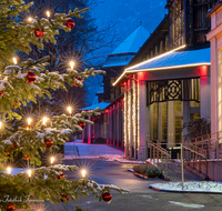 fileadmin/roha/images_galerie/orte_landschaft/Bad-Reich-Kurgarten-Beleuchtung/BAD-REI-KURGAR-WI-0021-D-roha-Bad-Reichenhall-Kurgarten-Christbaum-Weihnachten-Gradierhaus.png