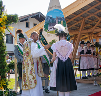 fileadmin/roha/images_galerie/orte_landschaft/Anger/Anger-Trachten-Musik-Fest/BR-FEST-ANG-MUS-TRACH-2018-08-19-1036-0-0-02-D-roha-Brauchtum-Fest-Anger-Trachtenverein-Musikkapelle-Festaltar.png