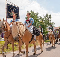 fileadmin/roha/images_galerie/brauchtum/Leonhardiritt/Holzhausen_01/BR-PFRI-HOLZ-0165-D-roha-Brauchtum-Pferdeumritt-Holzhausen-Teisendorf-Leonhardiritt-Pferd-Tracht-Dirndl.png