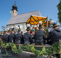 fileadmin/roha/images_galerie/brauchtum/Leonhardiritt/Holzhausen_01/Holzhausen-Ritt-2023/BR-PFRI-HOLZ-2023-1041-01-D-roha-Brauchtum-Leonhardiritt-Holzhausen-Teisendorf.png