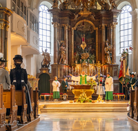 fileadmin/roha/images_galerie/brauchtum/Tracht/Trachtenverein_Teisendorf/BR-TRACH-TEI-VER-20231008-1048-D-roha-Brauchtum-Tracht-Teisendorf-Kirche.png